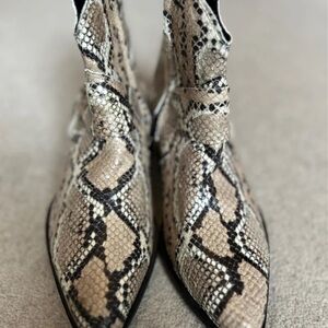 Snake-Print Pointed Toe Ankle Boots - Beige/Black